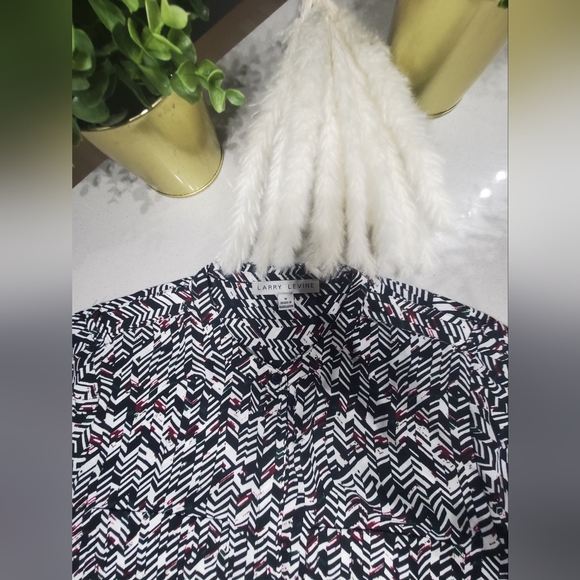 NWOT LARRY LEVINE Magnifique chemisier fluide neuf à motifs délicats - Picture 3 of 7